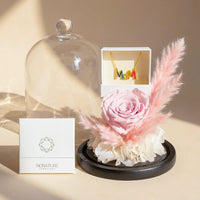 قلادة 'MOM' المميزة مع قبة الورد الأبدي