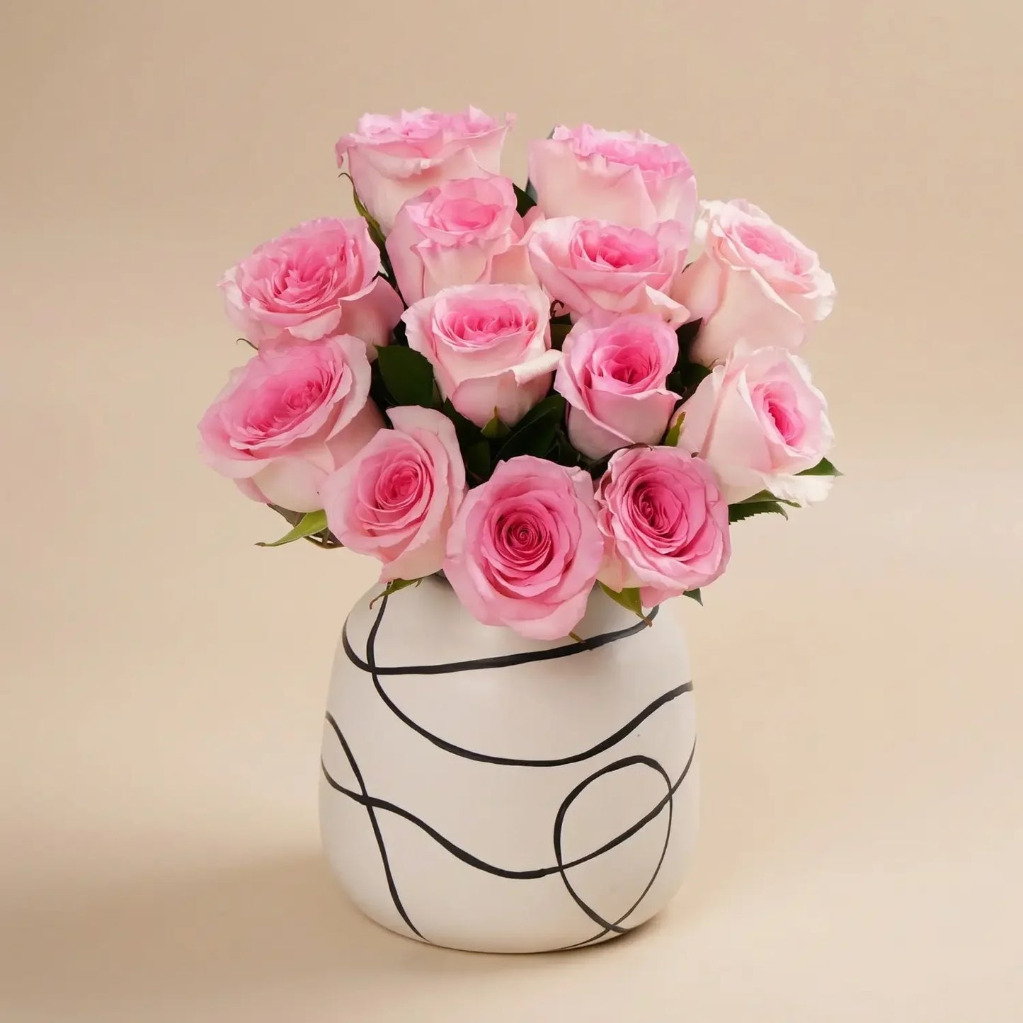 ورود ماندلا الوردية الأنيقة في مزهرية خزفية فنية