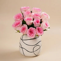 ورود ماندلا الوردية الأنيقة في مزهرية خزفية فنية