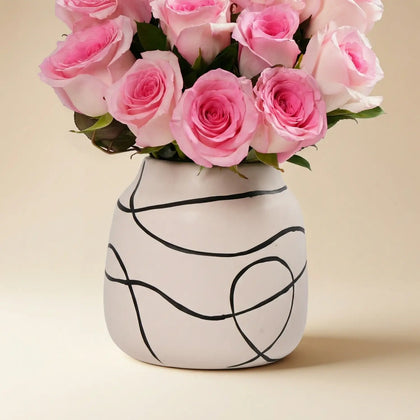 ورود ماندلا الوردية الأنيقة في مزهرية خزفية فنية