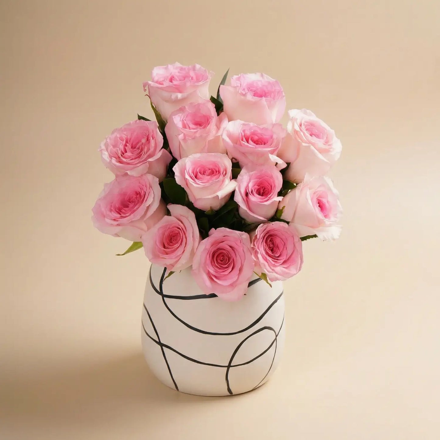 ورود ماندلا الوردية الأنيقة في مزهرية خزفية فنية