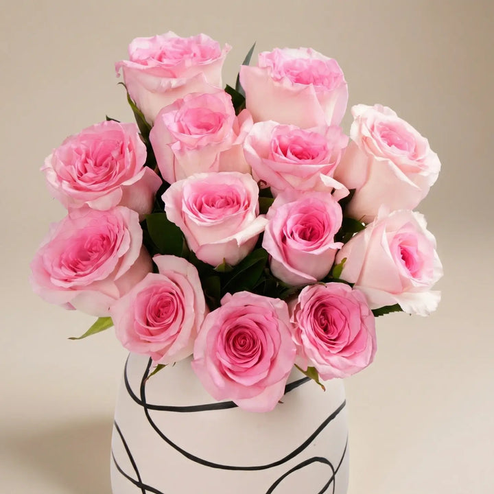 ورود ماندلا الوردية الأنيقة في مزهرية خزفية فنية