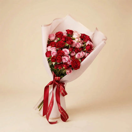 باقة ورود بخاخ وردية وحمراء ساحرة لها