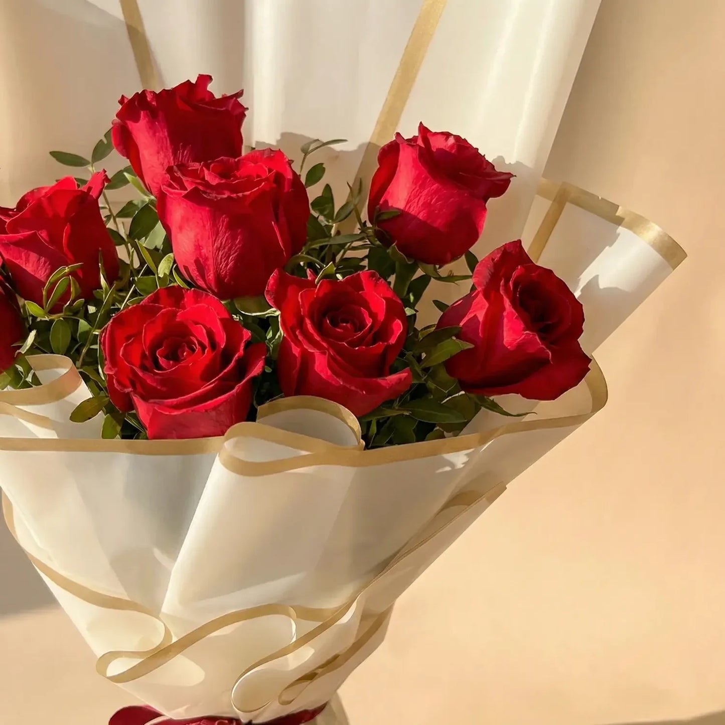 باقة ورود حمراء أنيقة لعيد الحب