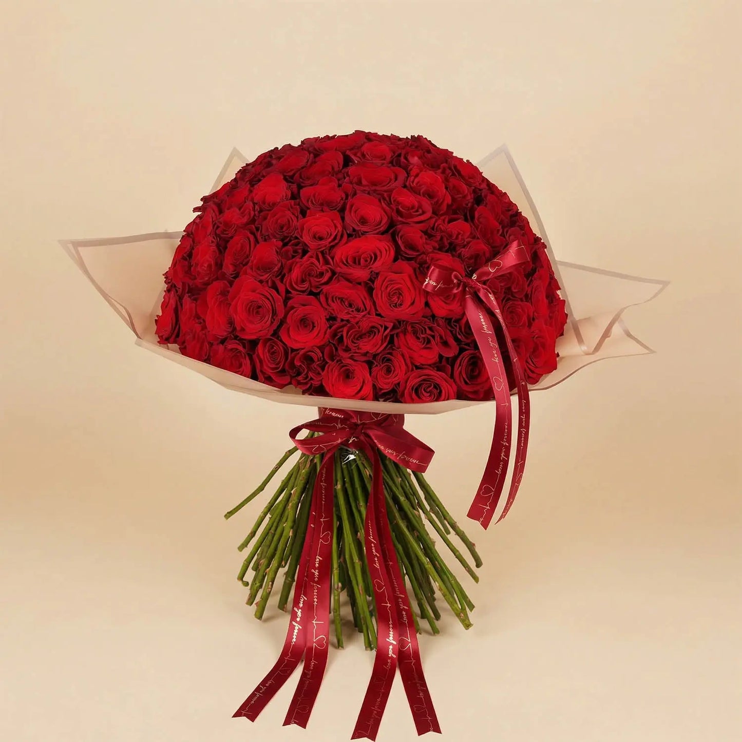 باقة فاخرة من 99 وردة حمراء بأشرطة أنيقة