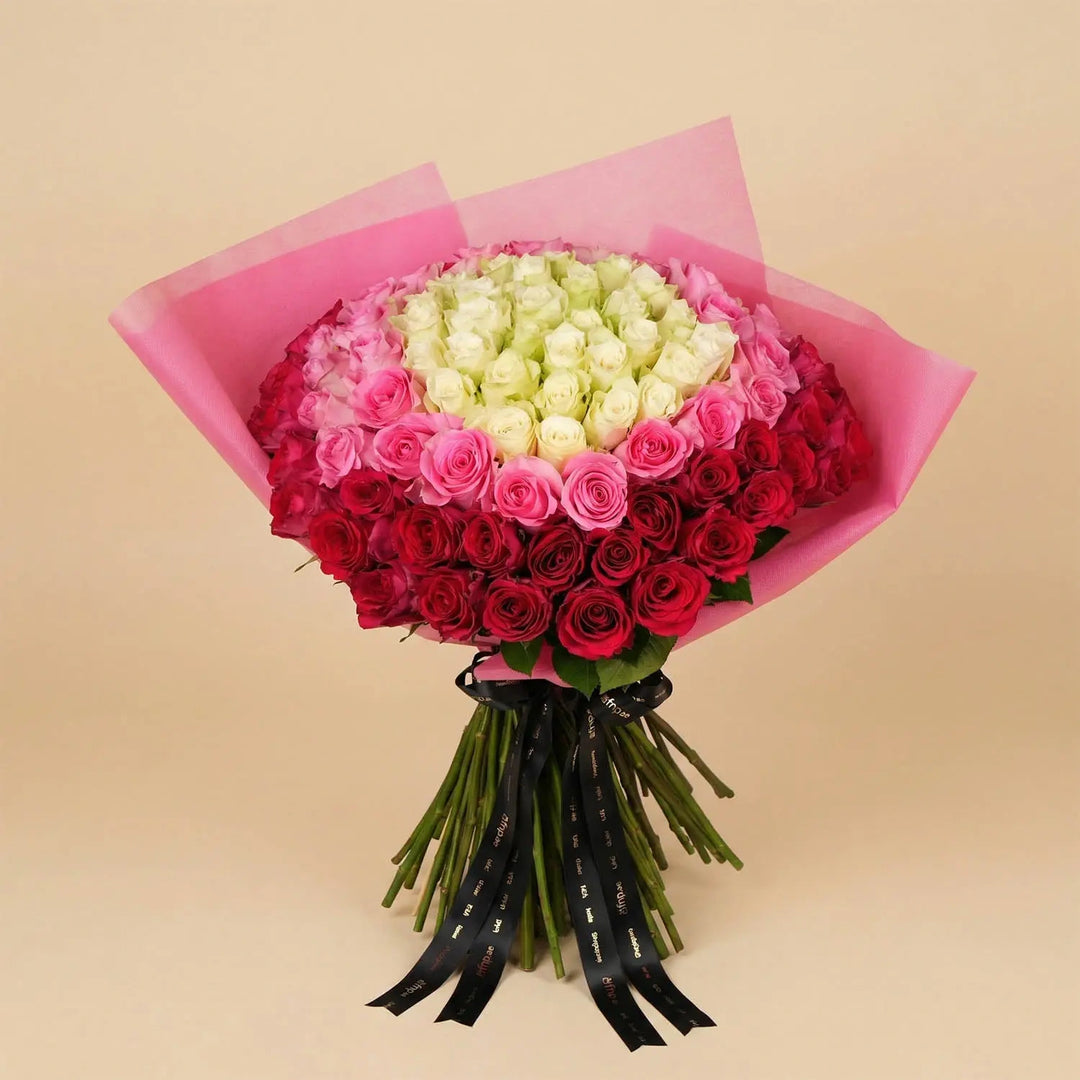 تناغم فاخر للورود: الأبيض والزهري والزهري الداكن