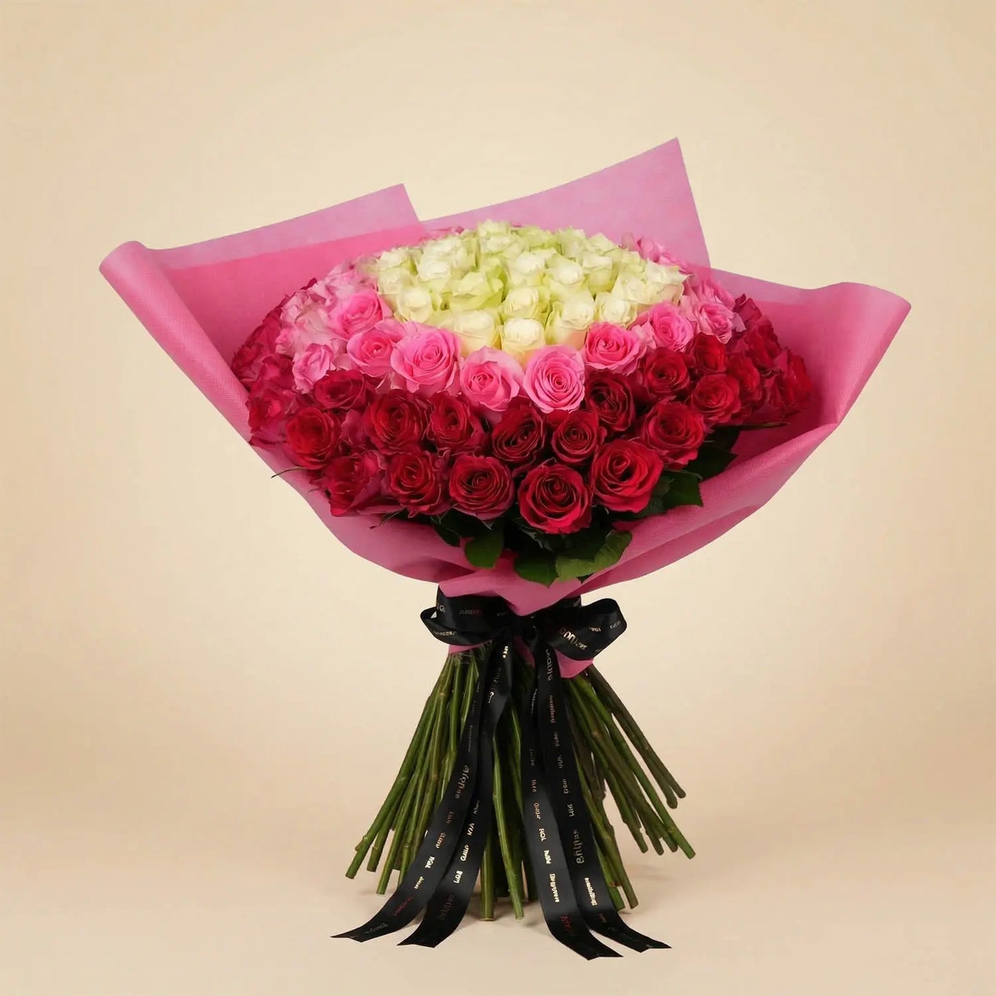 تناغم فاخر للورود: الأبيض والزهري والزهري الداكن