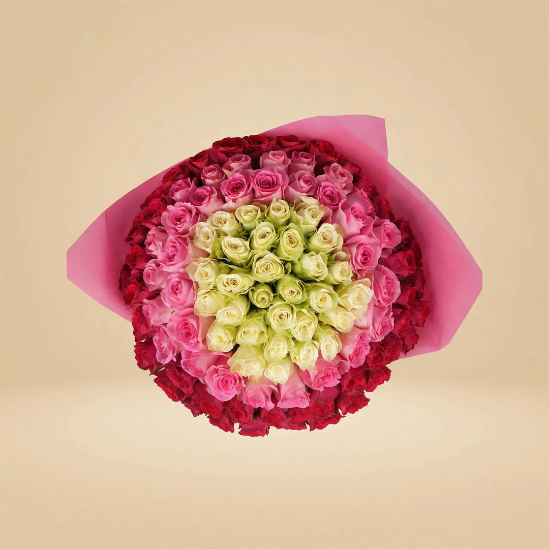 تناغم فاخر للورود: الأبيض والزهري والزهري الداكن