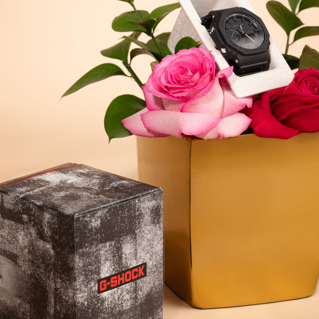 ساعة كاسيو جي-شوك للرجال بتصميم أنالوج ديجيتال مع تنسيق زهور وردية وحمراء