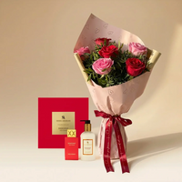 رومانسية أبدية: باقة ورود وردية وحمراء مع طقم هدية شغف عود أحمر