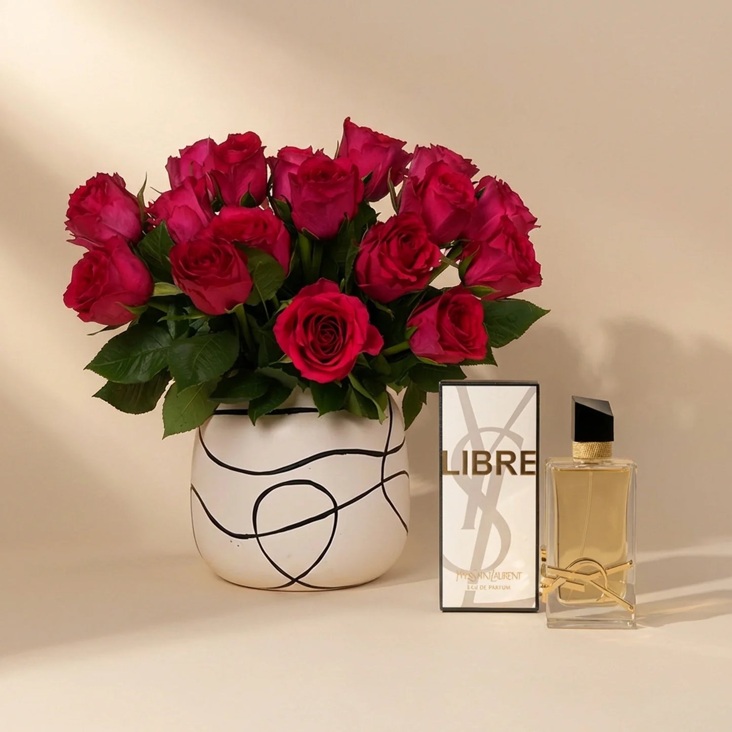 مجموعة هدايا ورود و عطر YSL Libre مع 18 وردة وردية داكنة
