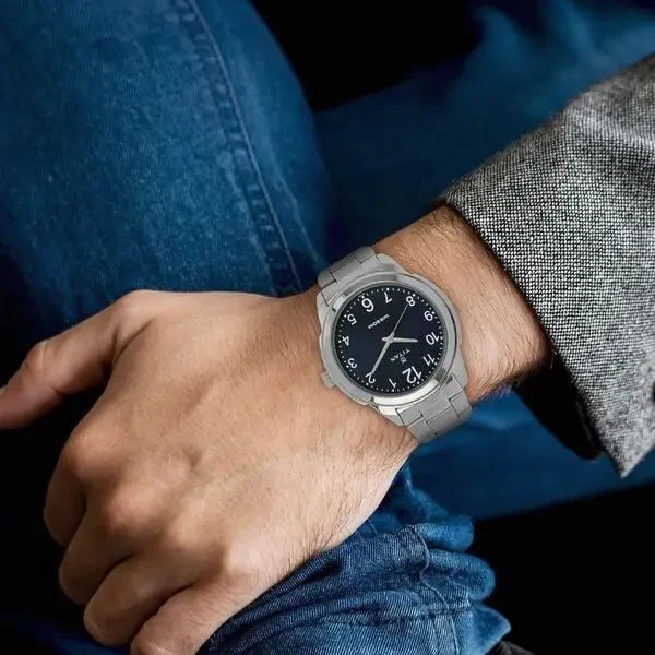 ساعة تيتان للرجال بمينا أزرق وسوار من الفولاذ المقاوم للصدأ