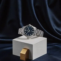 ساعة تيتان للرجال بمينا أزرق وسوار من الفولاذ المقاوم للصدأ