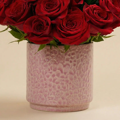 علبة حب حقيقية فاخرة بتنسيق ورد مع مزهرية سيراميك أنيقة