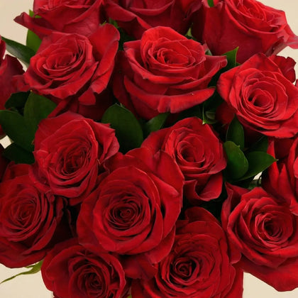 علبة حب حقيقية فاخرة بتنسيق ورد مع مزهرية سيراميك أنيقة