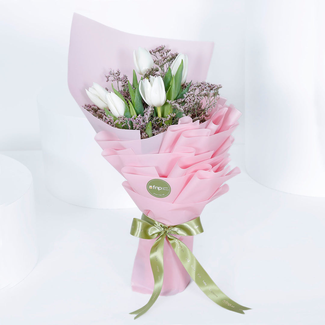 باقة زهور التوليب الأنيقة مع كعكة بشكل قلب بنكهة الشوكولاتة