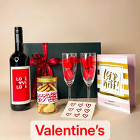 طقم هدايا رومانسي مع نبيذ وردي خالي من الكحول وشوكولاتة