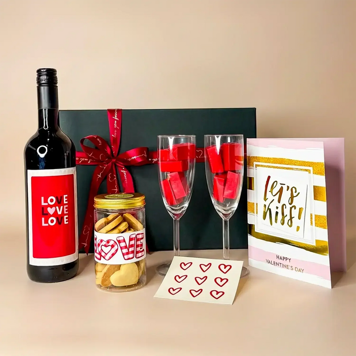 طقم هدايا رومانسي مع نبيذ وردي خالي من الكحول وشوكولاتة