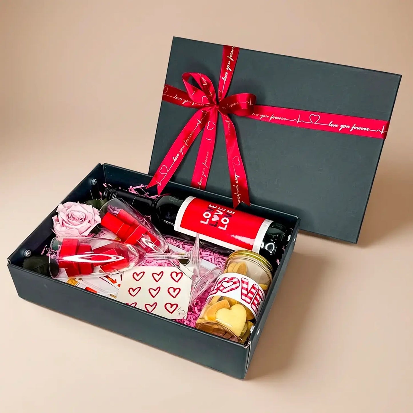 طقم هدايا رومانسي مع نبيذ وردي خالي من الكحول وشوكولاتة