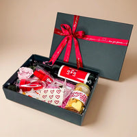 طقم هدايا رومانسي مع نبيذ وردي خالي من الكحول وشوكولاتة