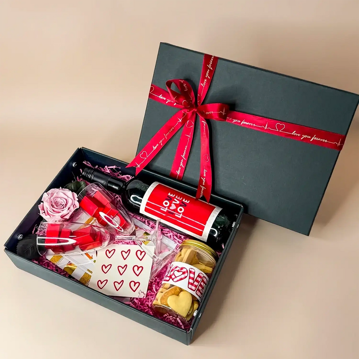 طقم هدايا رومانسي مع نبيذ وردي خالي من الكحول وشوكولاتة