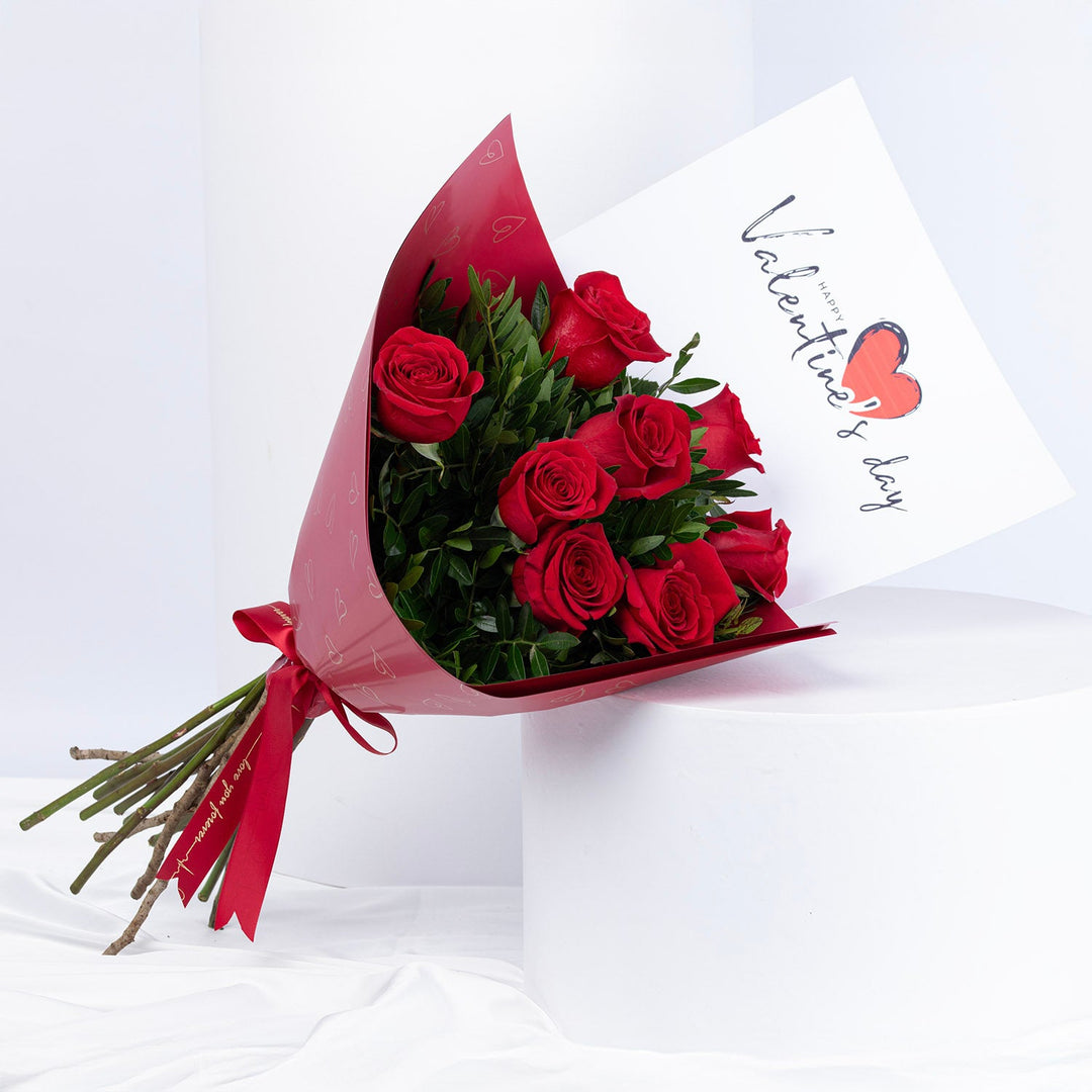 عرض خاص لعيد الحب: باقة أنيقة من 8 ورود حمراء