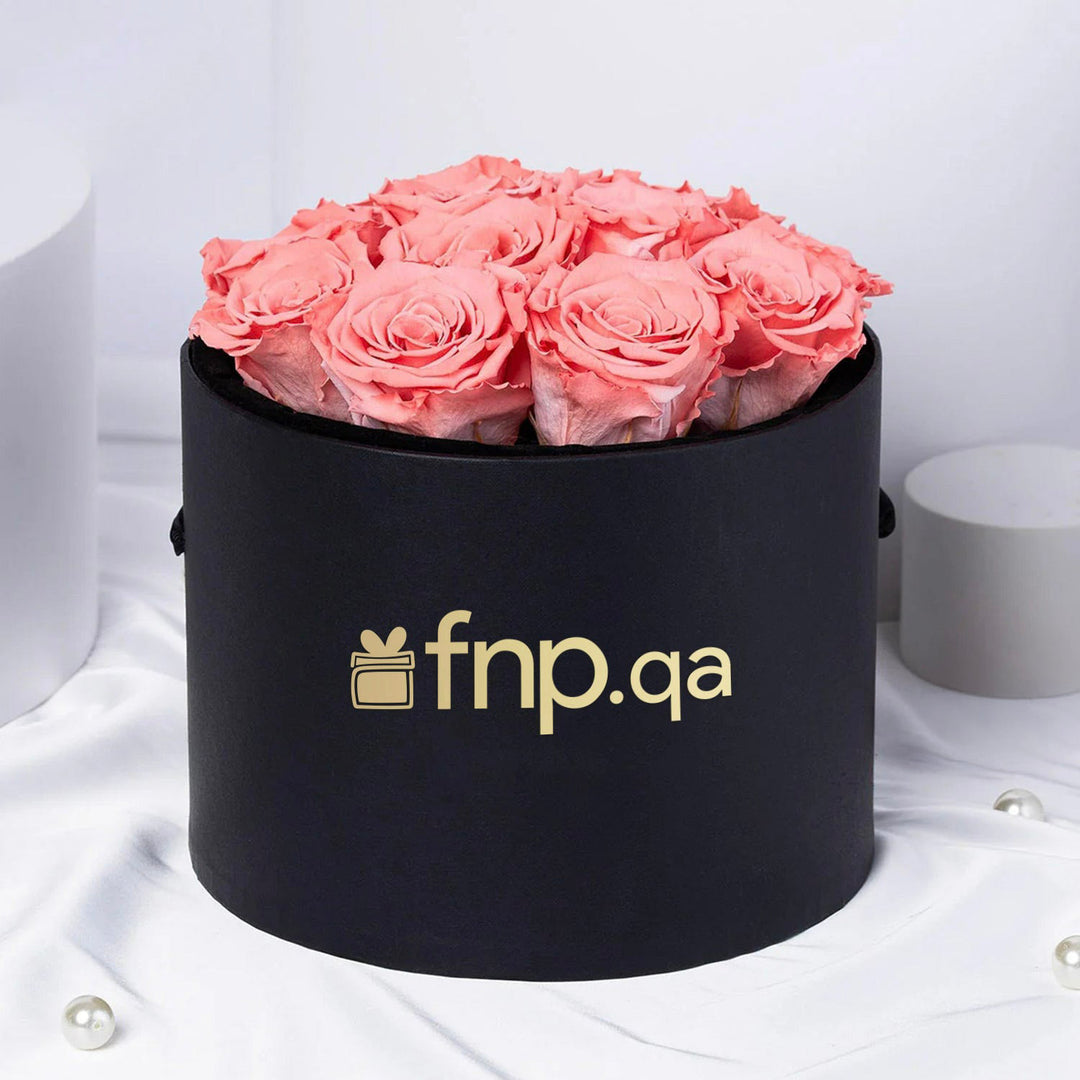 أزهار من القلب – 12 وردة وردية أبدية فاخرة في علبة سوداء أنيقة