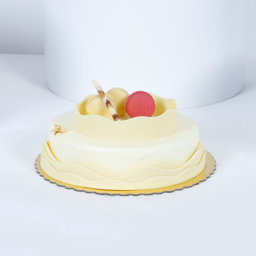 كيك فانيليا 1 كجم لذيذ مع تزيين الماكرون - مثالي للاحتفالات