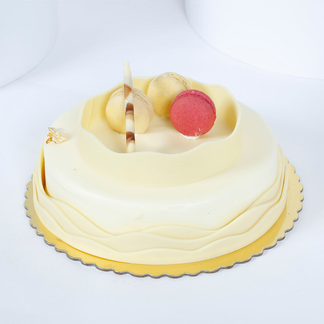 كيك فانيليا 1 كجم لذيذ مع تزيين الماكرون - مثالي للاحتفالات