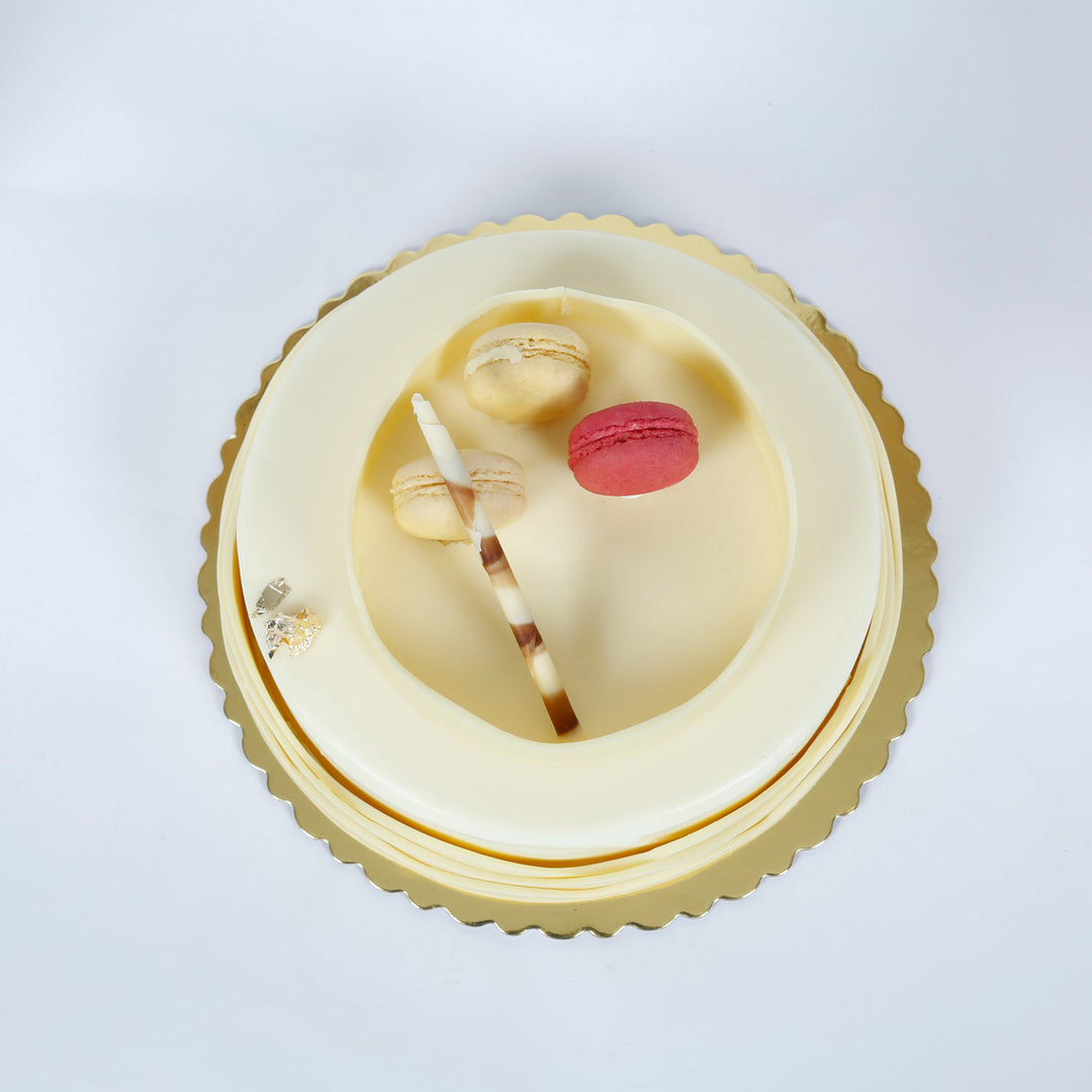 كيك فانيليا 1 كجم لذيذ مع تزيين الماكرون - مثالي للاحتفالات