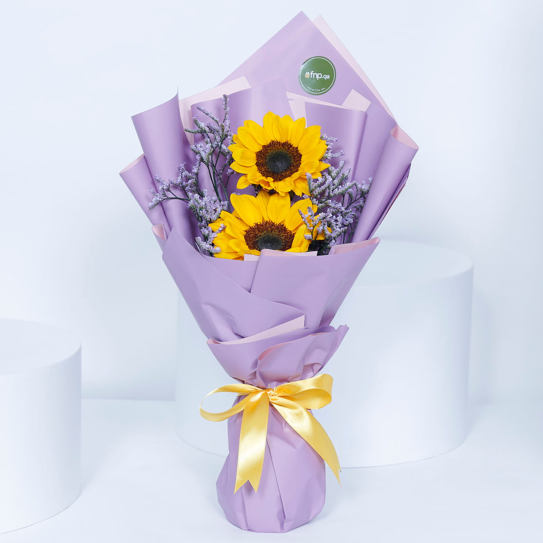 كيكة فانيليا ديلوكس مع باقة زهور عباد الشمس الأنيقة