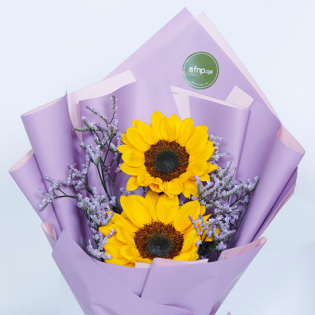 كيكة فانيليا ديلوكس مع باقة زهور عباد الشمس الأنيقة