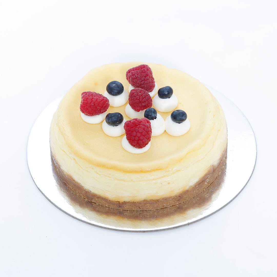 كيكة فانيليا ديلوكس مع باقة زهور عباد الشمس الأنيقة