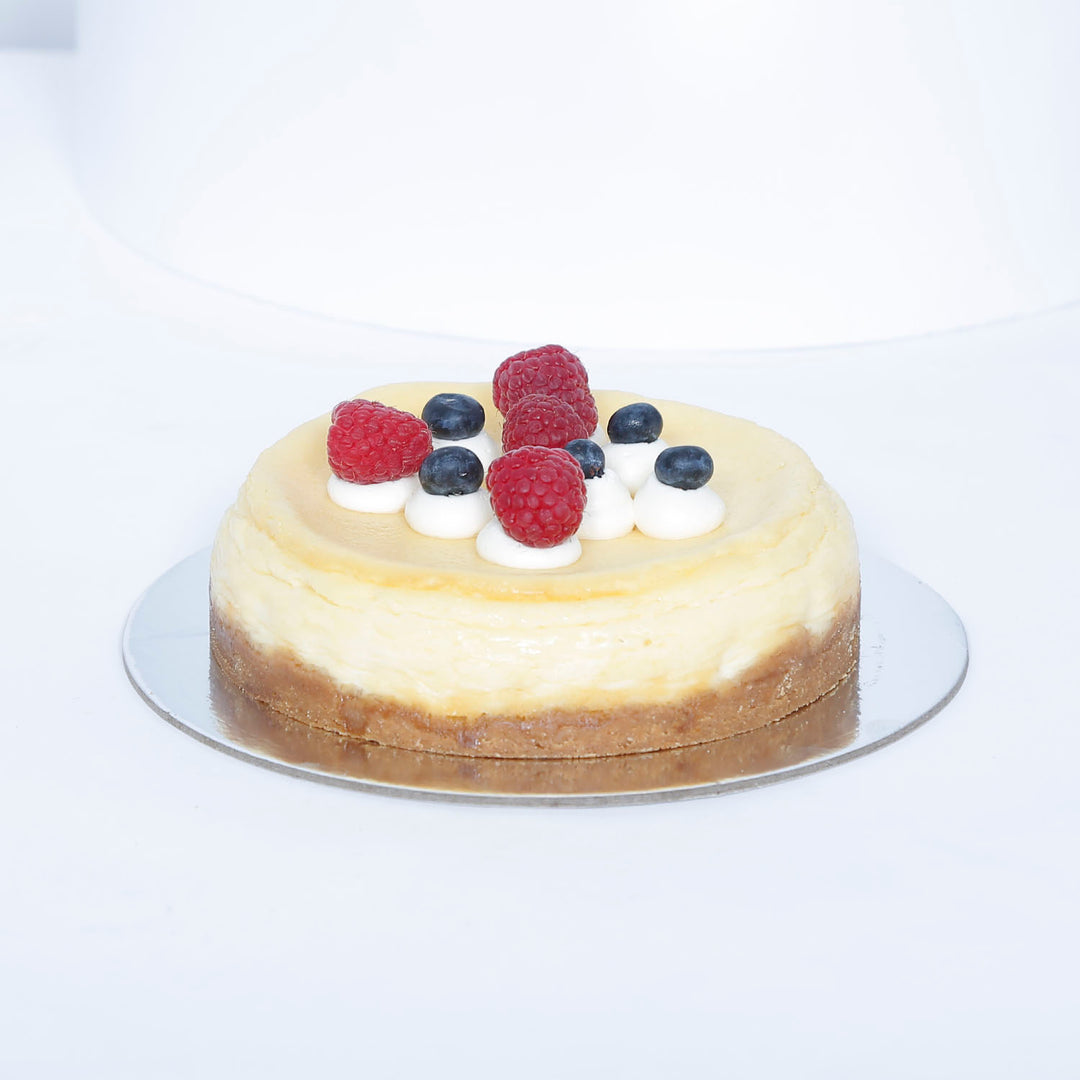 Delicious Vanilla Cheesecake with Fresh Berries - 500g