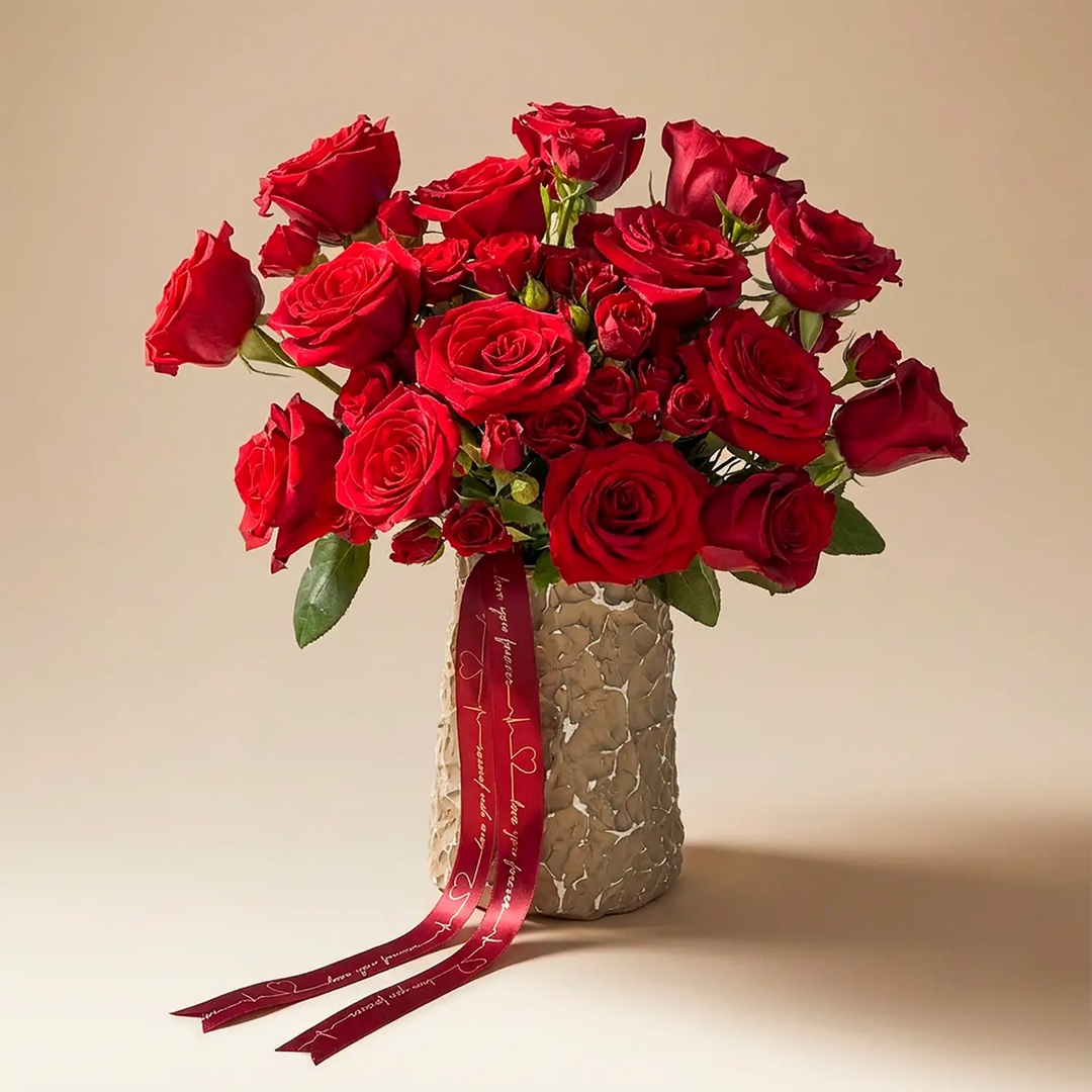 باقة ورود حمراء مخملية أبدية مع مزهرية أنيقة