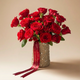 باقة ورود حمراء مخملية أبدية مع مزهرية أنيقة