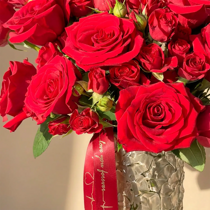 باقة ورود حمراء مخملية أبدية مع مزهرية أنيقة