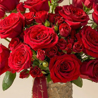 باقة ورود حمراء مخملية أبدية مع مزهرية أنيقة