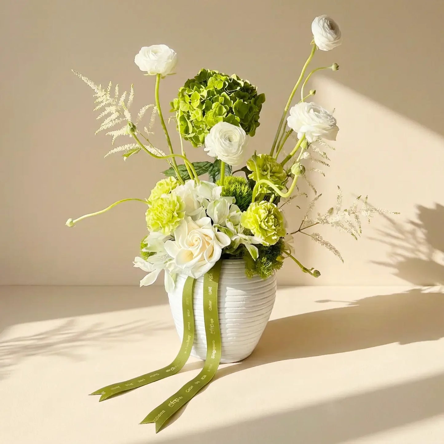ترتيب زهور نعمة الخضار في مزهرية بيضاء أنيقة