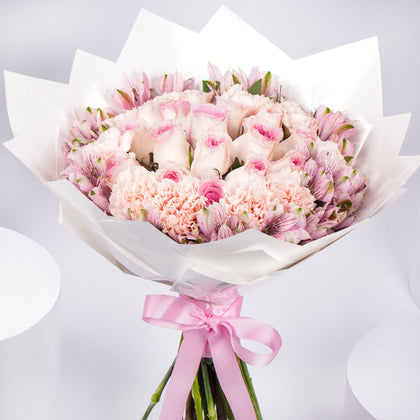 Exquisite Roseate Success Bouquet for Graduation Celebrations