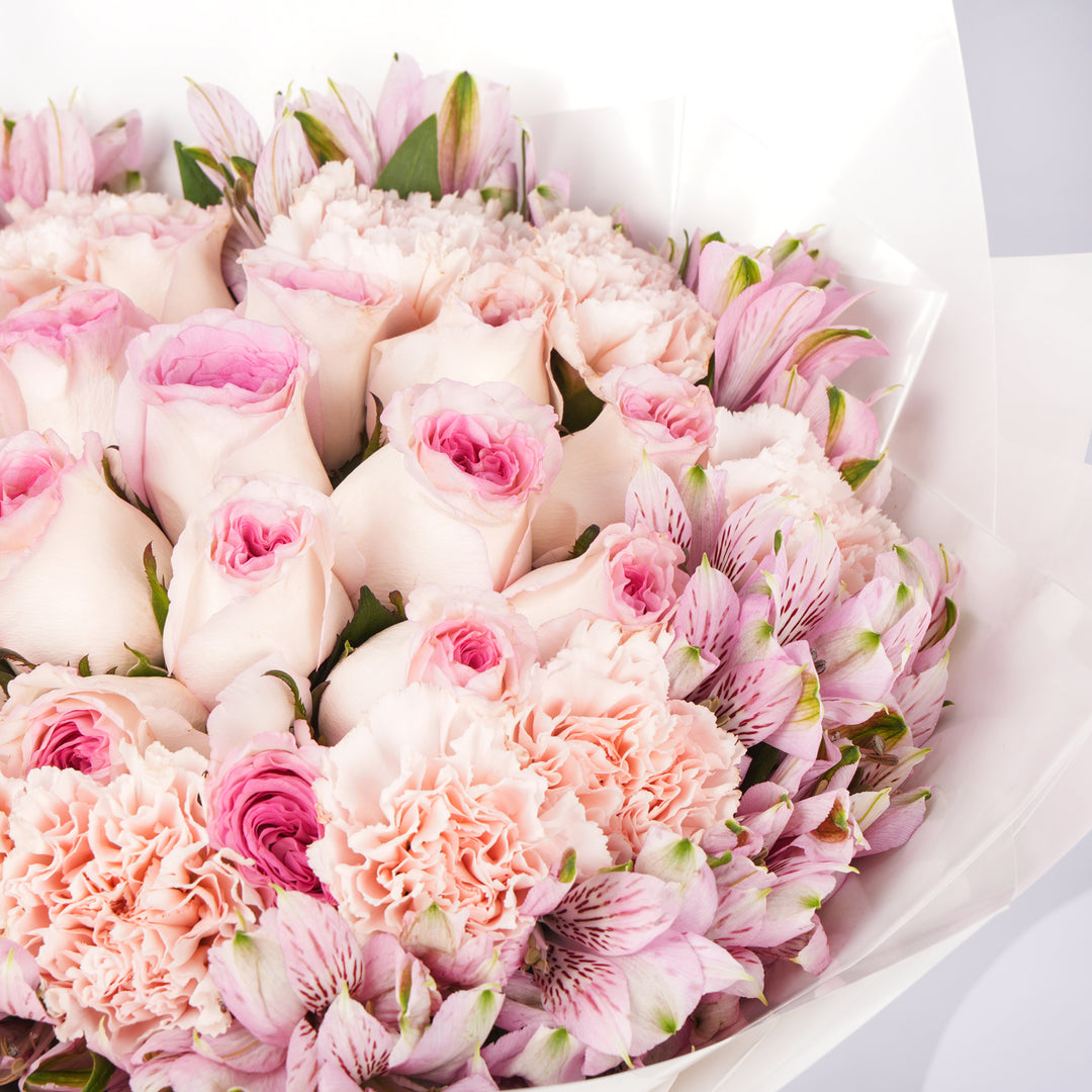 هدية ناعمة باقة ورد وردي في غلاف أبيض