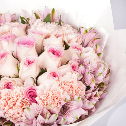 هدية ناعمة باقة ورد وردي في غلاف أبيض