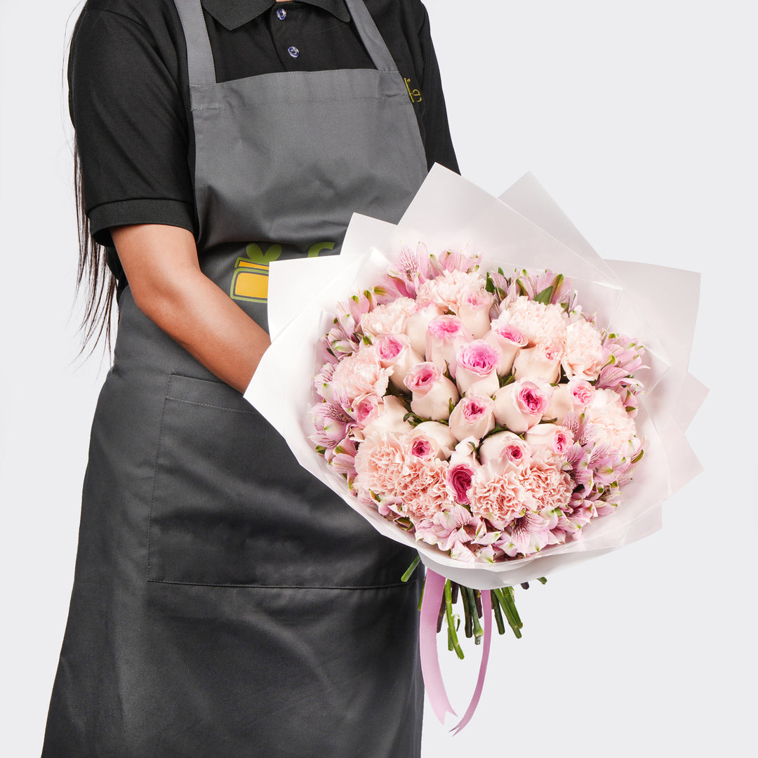 هدية ناعمة باقة ورد وردي في غلاف أبيض