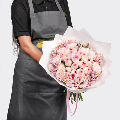 هدية ناعمة باقة ورد وردي في غلاف أبيض