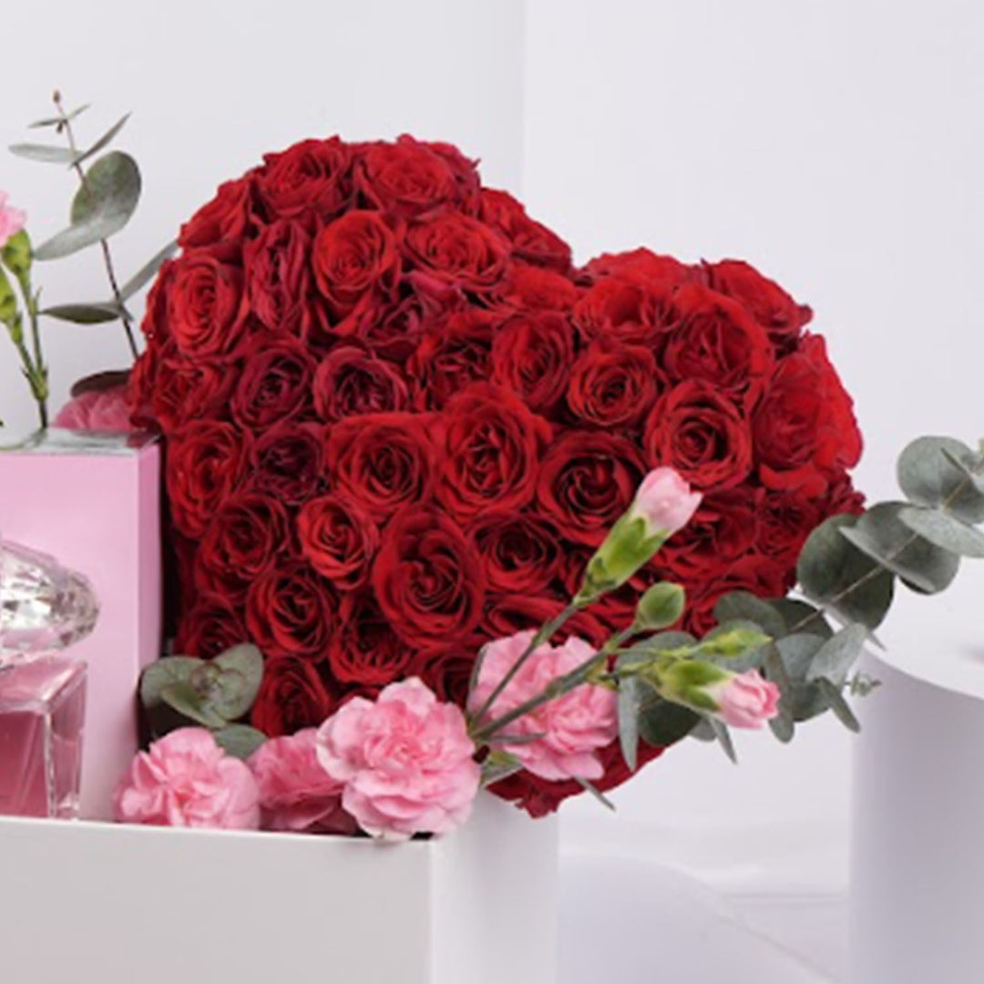باقة ورود على شكل قلب مع عطر فيرساتشي برايت كريستال وشوكولاتة