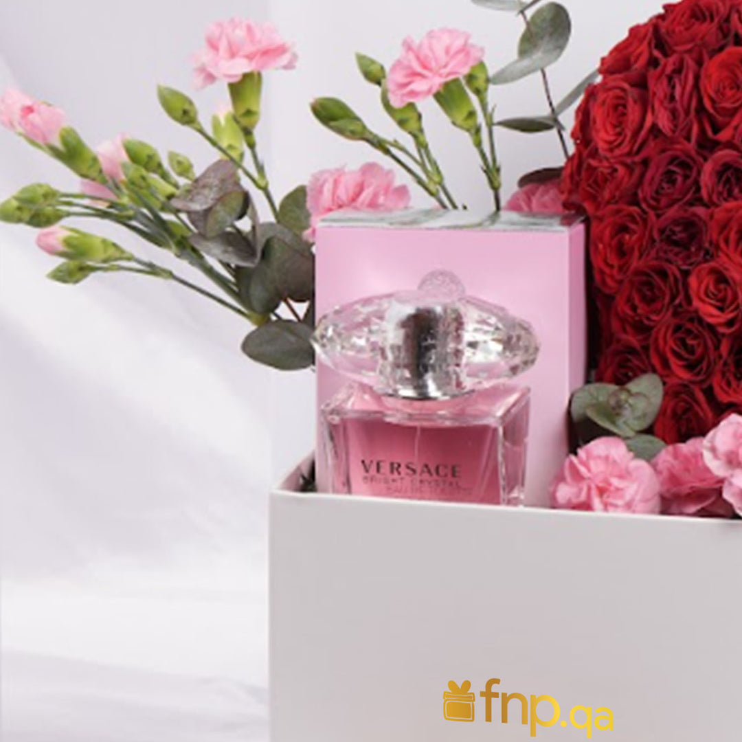 باقة ورود على شكل قلب مع عطر فيرساتشي برايت كريستال وشوكولاتة