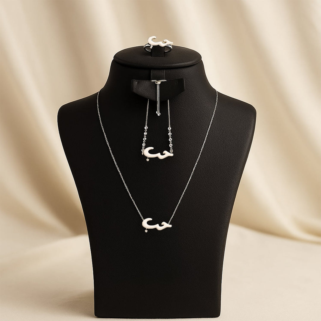 رومانسية خالدة: باقة ورد وردية داكنة ومجموعة قلادة الحب