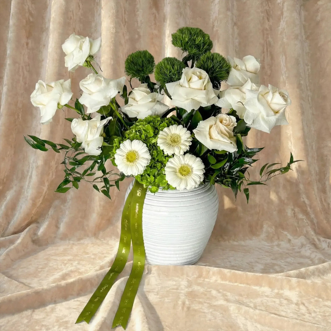 ترتيب زهور مرج أبيض أنيق