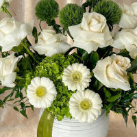 ترتيب زهور مرج أبيض أنيق