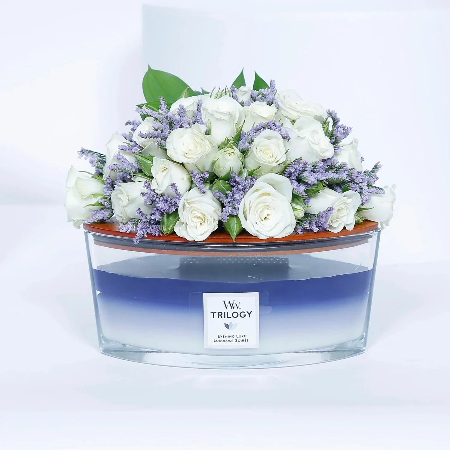 شمعة وودويك البيضاوية - إيفنينغ لوكس مع ترتيب زهور أنيق